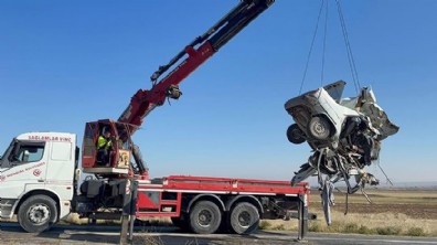 Otomobiller kafa kafaya çarpıştı: 4 ölü, 4 yaralı