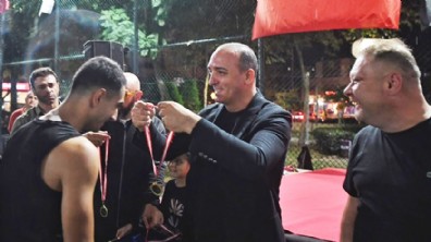 Şampiyon mahalle kupasını Başkan Kotan'dan aldı