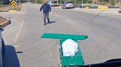 Seyir halindeki cenaze nakil aracından yola tabut düştü
