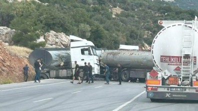 Tankerler çarpıştı; tonlarca akaryakıt yola döküldü