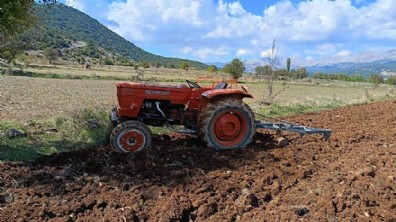 Tarla sürdüğü traktörün altında kalıp yaralandı