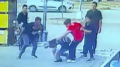 Tartıştıkları çocuğu dövüp, yerde sürüklediler