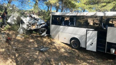 Tur otobüsüyle minibüs çarpıştı: 2 ölü, 9 yaralı