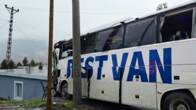 Yolcu otobüsü ile TIR çarpıştı; 1 ölü, 14 yaralı