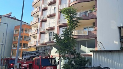 Antalya'da balkondaki yangın büyümeden söndürüldü