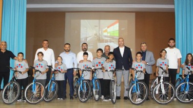 Antalya'da başarılı öğrencilere bisiklet