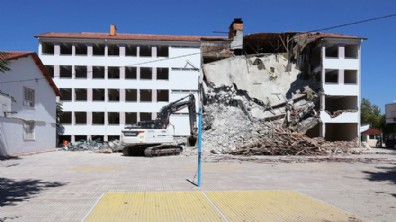 Antalya'da lise binasında yıkım başladı