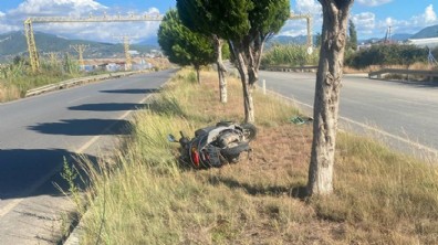 Antalya'da motosiklet refüje devrildi, sürücü yaralandı