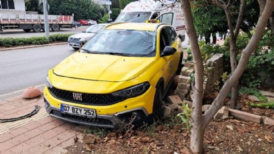 Antalya'da taksi ile ticari araç çarpıştı