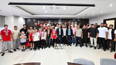 Başkan Uysal Muratpaşa Belediyespor güreşçileriyle bir araya geldi