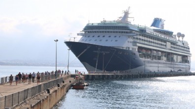 İngiliz turistler kruvaziyerle Antalya'ya geldi