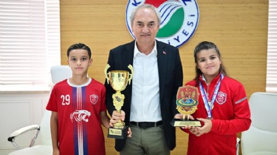 Kepez'in genç şampiyonları Başkan Kocagöz'ü ziyaret etti