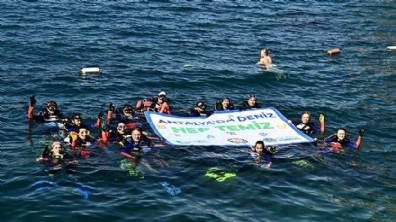 Muratpaşa’nın gönüllü dalgıçları deniz dibi temizliğinde