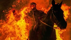 400 yıllık gelenek: Atlarla alevlerin içinden geçtiler