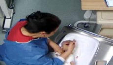 5 günlük bebeği darbeden hemşire: Bir anlık refleksle oldu