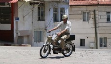 50 yaşındaki motosikletini yazın kullanıyor, kışın saklıyor