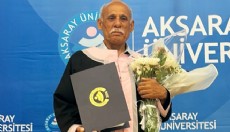 71 yaşında, ikinci üniversiteyi sevinç gözyaşlarıyla bitirdi