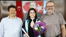 AÜ'de 60 kişilik bölümün tek kadını mezun oldu