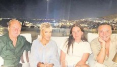 Ajda Pekkan, sanat dünyasından ünlü isimleri ağırladı.