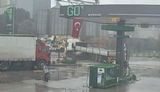 Akaryakıt istasyonundan dönüş yapan TIR'a çarptı