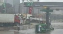 Akaryakıt istasyonundan dönüş yapan TIR'a çarptı
