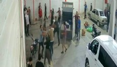 Akraba pazarcıların kavgası kamerada