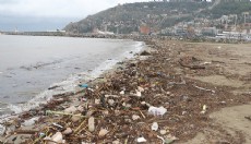 Antalya'da denize sürüklenen atıklar kirlilik oluşturdu