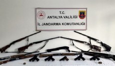 Antalya'da ruhsatsız silah operasyonu