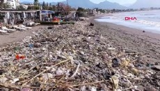 Alanya'da sağanağın ardından sahil atıkla doldu