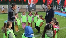 Anaokuluna futbol, voleybol ve basketbol sahası