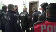 Anneannesini bıçakla yaralayıp rehin aldı