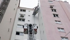 Antalya'da 12'nci katta asılı kalan iskeledeki 2 işçi kurtarıldı