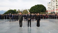 Antalya'da Ata'ya denizde saygı duruşu