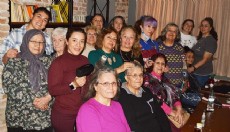 Antalya'da İranlı kuaförlerden yaşlıya saygı