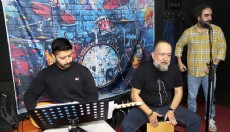 Antalya'da 'Kulak Zarı' orkestrasının rockçı doktorları