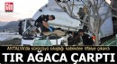 Antalya'da ağaca çarpan TIR sürücüsünü itfaiye kurtardı