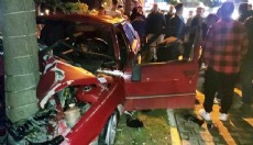 Antalya'da ağaca çarpan otomobilin sürücüsü ağır yaralandı