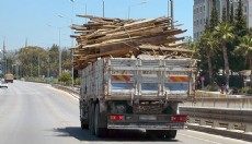 Antalya'da ahşap yüklü kamyonun tehlikeli ilerleyişi