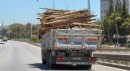 Antalya'da ahşap yüklü kamyonun tehlikeli ilerleyişi