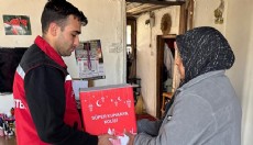 Antalya'da ailelere ramazan kolisi dağıtımı