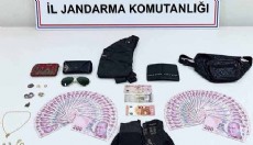 Antalya'da araçtan hırsızlık şüphelileri yakalandı: 2 tutuklu