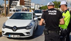 Antalya'da baba ve oğlunun yaralandığı kaza kamerada