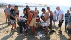Antalya'da boğulma tehlikesi geçirdi çevredekilerin yardımıyla kurtarıldı