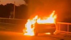 Antalya'da çarpışan otomobillerden biri yandı