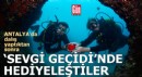 Antalya'da dalış yaptıktan sonra 'Sevgi Geçidi'nde hediyeleştiler