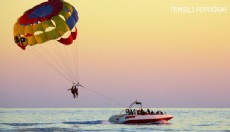 Antalya'da deniz paraşütü sahile düştü: 2 yaralı