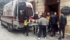 Antalya'da depoya inmeye çalışırken düşüp yaralandı