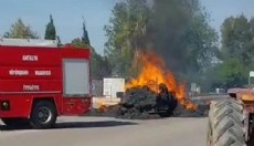 Antalya'da elyaf yüklü traktör römorku yandı