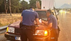 Antalya'da eski nişanlısı şikayet etti, polis aracı durdurdu