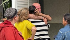 Antalya'da evleri yanan baba ile kızı, sarılarak birbirini teskin etti